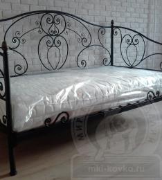 Кованая кровать со спинками с трех сторон №61