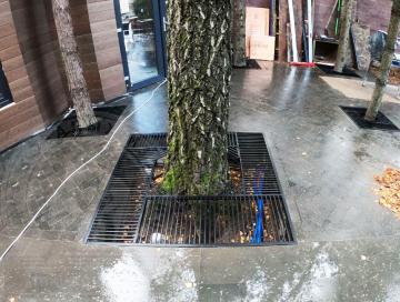Металлические решетки для обрамления деревьев на полу у основания. Индивидуальный заказ №107