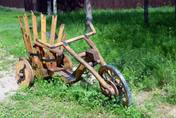 Деревянный велосипед, декорирован коваными элементами №43