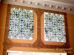 Кованые решетки на окна с плетенным рисунком, дизайнерское решение сочетает в себе кованые элементы и декоративное стекло №41