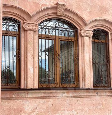 Кованые решетки на окна и накладки на двери в едином стиле №102