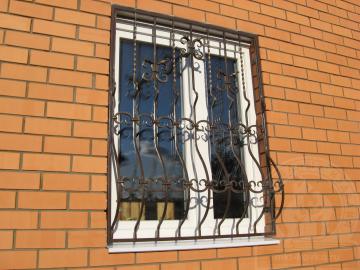 Кованые выпуклые решетки на окна №74