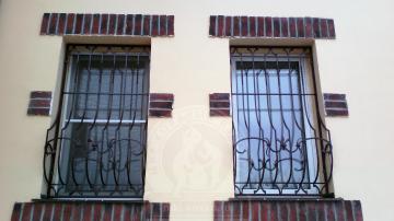 Кованые выпуклые решетки на окна №85