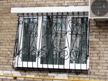 Кованые выпуклые решетки на окна №87
