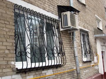 Кованые выпуклые решетки на окна №87