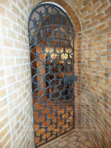 Кованая дверь с хомутами № 318