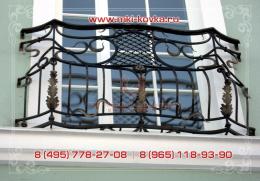 Кованое балконное ограждение выпуклой граненной формы и сложным рисунком №105
