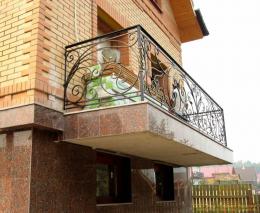 Кованое балконное ограждение прямоугольной формы с растительным орнаментом №99 .