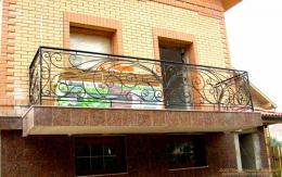Кованое балконное ограждение прямоугольной формы с растительным орнаментом №98