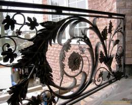 Кованые перила для ограждения балкона скомпанованы в рисунок из больших кованых листьев с розами, гроздьев винограда и лозы №96