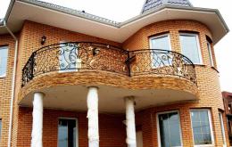 Кованое балконное ограждение полукруглой формы с коваными золотыми листьями и цветами  №89