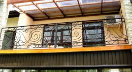Кованое балконное ограждение в классическом стиле прямого силуэта №87