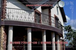 Кованое балконное ограждение вогнутой формы, идеально подходит для оформления круглого балкона загородного дома №117