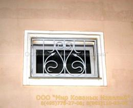 Кованая решетка на малое окно с растительным рисунком №44