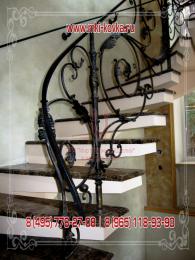 Кованые перила для лестницы с оригинальными столбами и заключительной частью №082 от 15 000 руб. за пог.м.