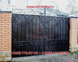 Кованые ворота закрытого типа с оригинальным вьющимся рисунком в верхней части ворот  №189 от 12 000 руб. за м2