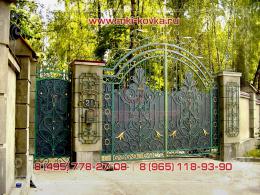 Кованые ворота полузакрытого типа с растительным орнаментом и позолотой  №180 от 13 000 руб. за м2