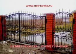 Кованые ворота открытого типа в сочетании с калиткой. Прекрасное сочетание рисунка и формы  №177 от 8 500 руб. за м2