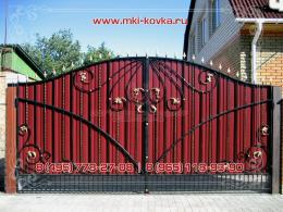 Кованые ворота закрытого типа с золотыми листьями  №168 от 7 600 руб. за м2
