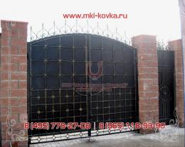 Кованые ворота и калитка закрытого типа, с рисунком ввиде решетки и пиками  в верхнй части ворот и калитки  №198 от 10 400 руб. за м2