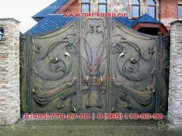 Кованые ворота закрытые, форма ворот и их художественное решение являются эксклюзивной работой дизайнера, воплощенные в лучших традициях ручной ковки  №169 от 17 500 руб. за м2