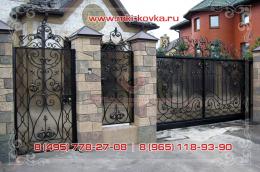 Кованые ворота и калитка закрытого типа с коваными листьями ручной работы №236