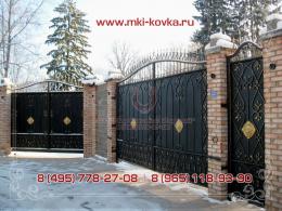 Кованые ворота закрытого типа с пиками в верхней части и вставками в виде львов по центру ворот  №188 от 13 200 руб. за м2