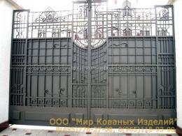 Кованые ворота закрытого типа, выполеннные в строгом стиле с открытой верхней частью  №175 от 15 000 руб. за м2